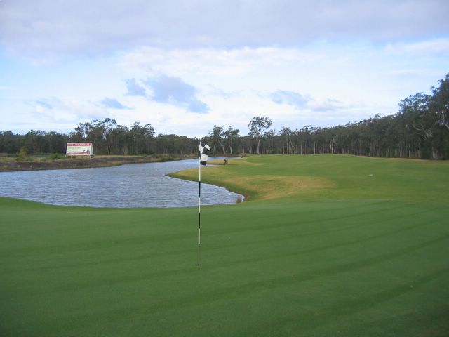 Le Meilleur Horizons Golf Resort - Salamander Bay: Green on Hole 18 looking back along the fairway