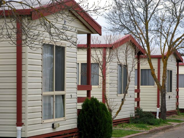 Wimmera Lakes Caravan Resort - Horsham: Lots of cottages for rent