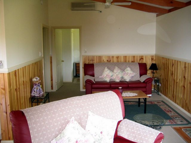 Kismet Riverside Lodge - Howlong: Cabin lounge room