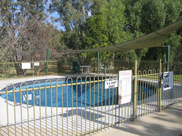 Kismet Riverside Lodge - Howlong: Swimming pool