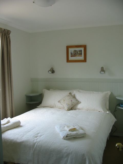 Howqua Valley Resort - Howqua: Main bedroom in cabin