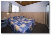 Huskisson Beach Tourist Resort - Huskisson: Main bedroom in Beachcomber Cabin