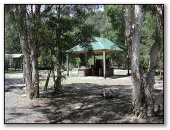 Jervis Bay Cabins & Camping - Huskisson: Sheltered outdoor BBQ