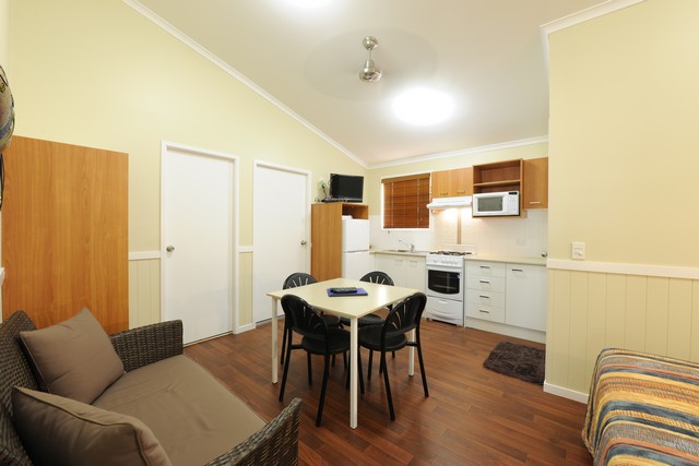 Anchorage Holiday Park - Iluka: Disabled access Queen Duplex Cabin