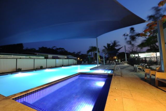 Anchorage Holiday Park - Iluka: Pool by night