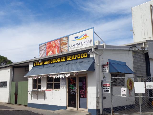 Iluka Clarence Head Caravan Park - Iluka: Great fish and chip shop and fresh sea food next to marina