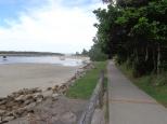 Iluka Riverside Tourist Park - Iluka: Good walking path to swimming enclosure and marina