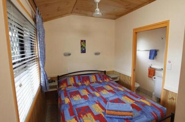 BIG4 Innisfail Mango Tree Tourist Park - Innisfail: Main bedroom in cottage 