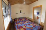 BIG4 Innisfail Mango Tree Tourist Park - Innisfail: Main bedroom in cottage 