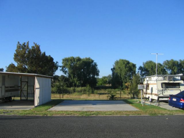 Inverell Caravan Park - Inverell: Powered sites for caravan with river view