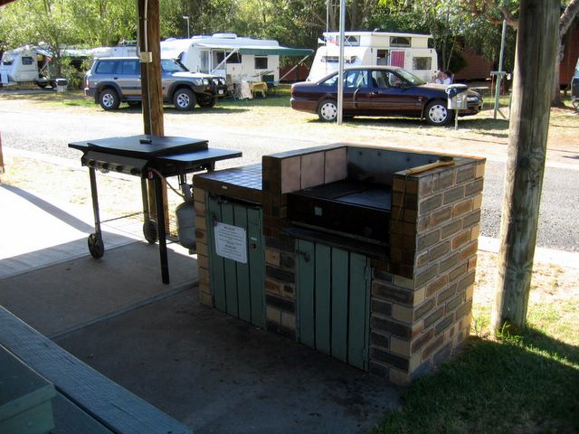 Fossickers Rest Tourist Park - Inverell: Camp Kitchen and BBQ area
