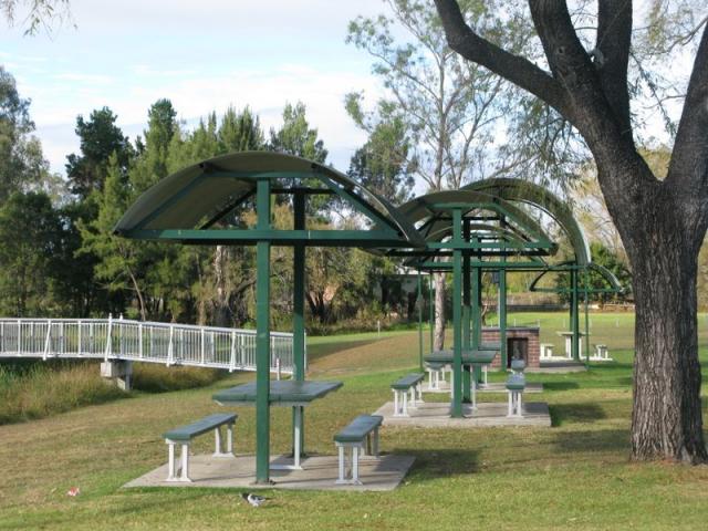 Lions Park - Inverell - Inverell: Undercover picnic tables to shield you from the sun and rain. 