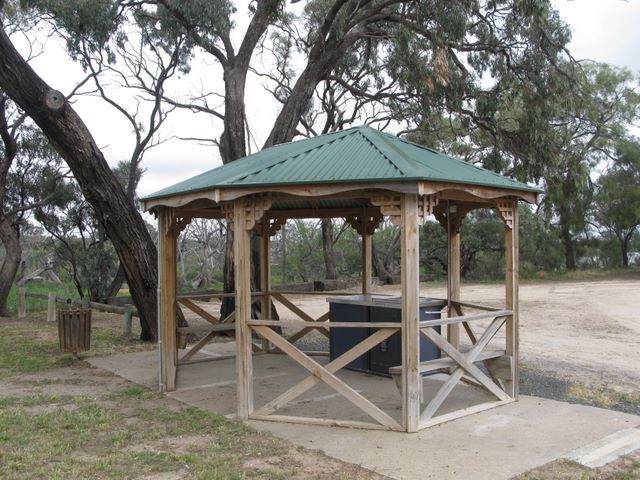 Jeparit Caravan Park - Jeparit: Sheltered outdoor BBQ in adjacent park.