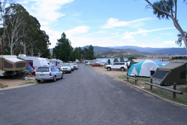 Jindabyne Holiday Park - Jindabyne: Powered sites on the left, non-powered on the right
