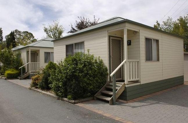 Discovery Holiday Parks - Jindabyne - Jindabyne: Northcote 4 Star. Superior 4 Star Family Villa. 2 bedrooms with a Queen bed on one room, double bed and bunks in the other. Sleeps 6.