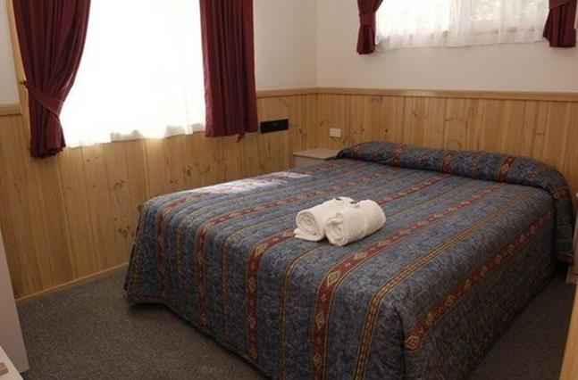 Discovery Holiday Parks - Jindabyne - Jindabyne: Main Bedroom in Northcote 4 Star