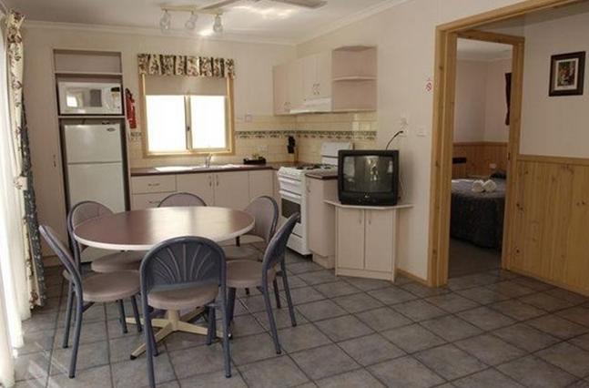 Discovery Holiday Parks - Jindabyne - Jindabyne: Kitchen and dining area in Northcote 4 Star