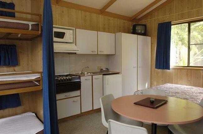 Discovery Holiday Parks - Jindabyne - Jindabyne: Kitchen and dining area in Bogong 3 star Cabin