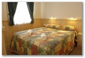 Discovery Holiday Parks - Jindabyne - Jindabyne: Main bedroom in Deluxe 4.5 Star Family Villa.