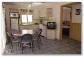 Discovery Holiday Parks - Jindabyne - Jindabyne: Kitchen and dining area in Northcote 4 Star