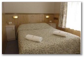 Discovery Holiday Parks - Jindabyne - Jindabyne: Main bedroom in Kosciuszko-Townsend 4 Star.