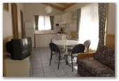 Discovery Holiday Parks - Jindabyne - Jindabyne: Kitchen and dining area in Kosciuszko-Townsend 4 Star