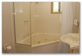 Discovery Holiday Parks - Jindabyne - Jindabyne: Bathroom with spa in Kosciuszko-Townsend 4 Star
