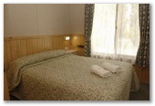 Discovery Holiday Parks - Jindabyne - Jindabyne: Main bedroom in Kosciuszko-Townsend 4 Star