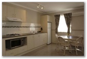 Discovery Holiday Parks - Jindabyne - Jindabyne: Kitchen and dining area in Geehi 4.5 Star