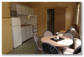 Discovery Holiday Parks - Jindabyne - Jindabyne: Kitchen and dining area in Kalkite 3.5 Star