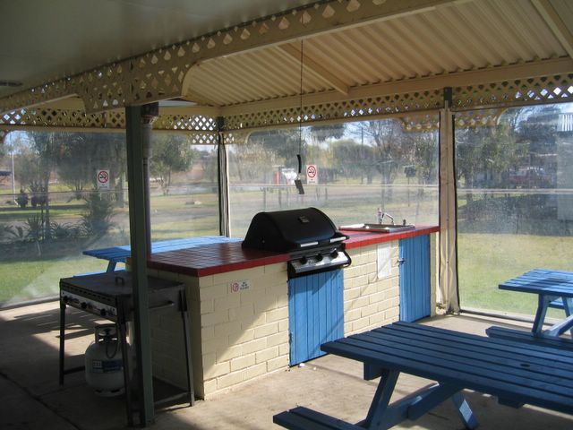 Junee Tourist Park - Junee: Camp kitchen and BBQ area