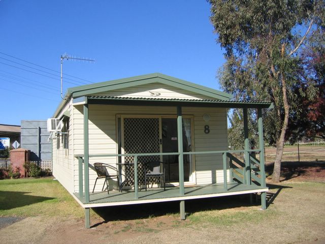 Junee Tourist Park - Junee: Cottage accommodation ideal for families, couples and singles