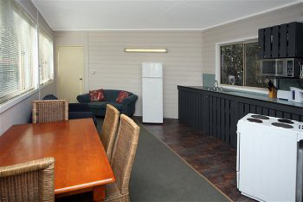 Kangaroo Valley Tourist Park - Kangaroo Valley: Common Kitchen for Bingalow Rooms