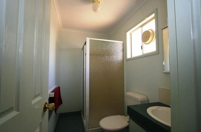 Pilbara Holiday Park - Karratha: Bathroom in cabin - spacious.