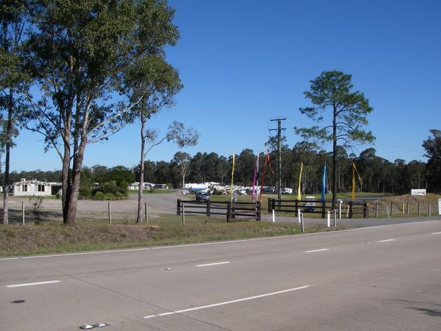 Australian Motor Homes Tourist Park - Karuah: Entrance to the park from the Pacific Highway