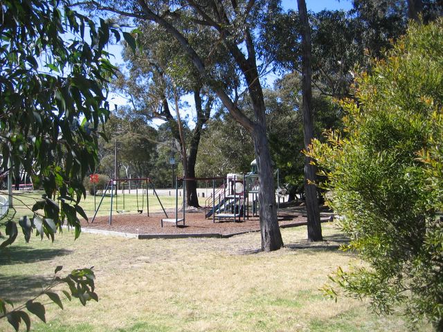 Katoomba Falls Caravan Park - Katoomba: Playground for children near park entrance