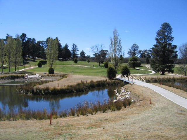 Katoomba Golf Club - Katoomba: Approach to the Green on Hole 4