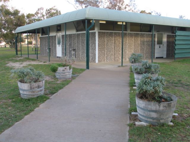 Pendleton Farmstay Camp Site & Conference Centre - Keith: Amenities block and laundry