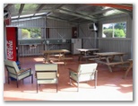 BIG4 Kelso Sands Holiday Park - Kelso: Camp kitchen and BBQ area