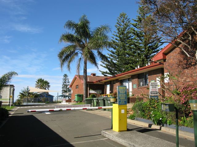 Surf Beach Holiday Park - Kiama: Secure entrance and exit
