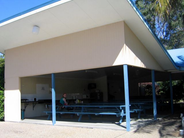 Cool Waters Holiday Village - Kinka Beach: Camp kitchen and BBQ area