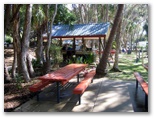 Island View Tourist Park - Kinka Beach: Camp kitchen and BBQ area