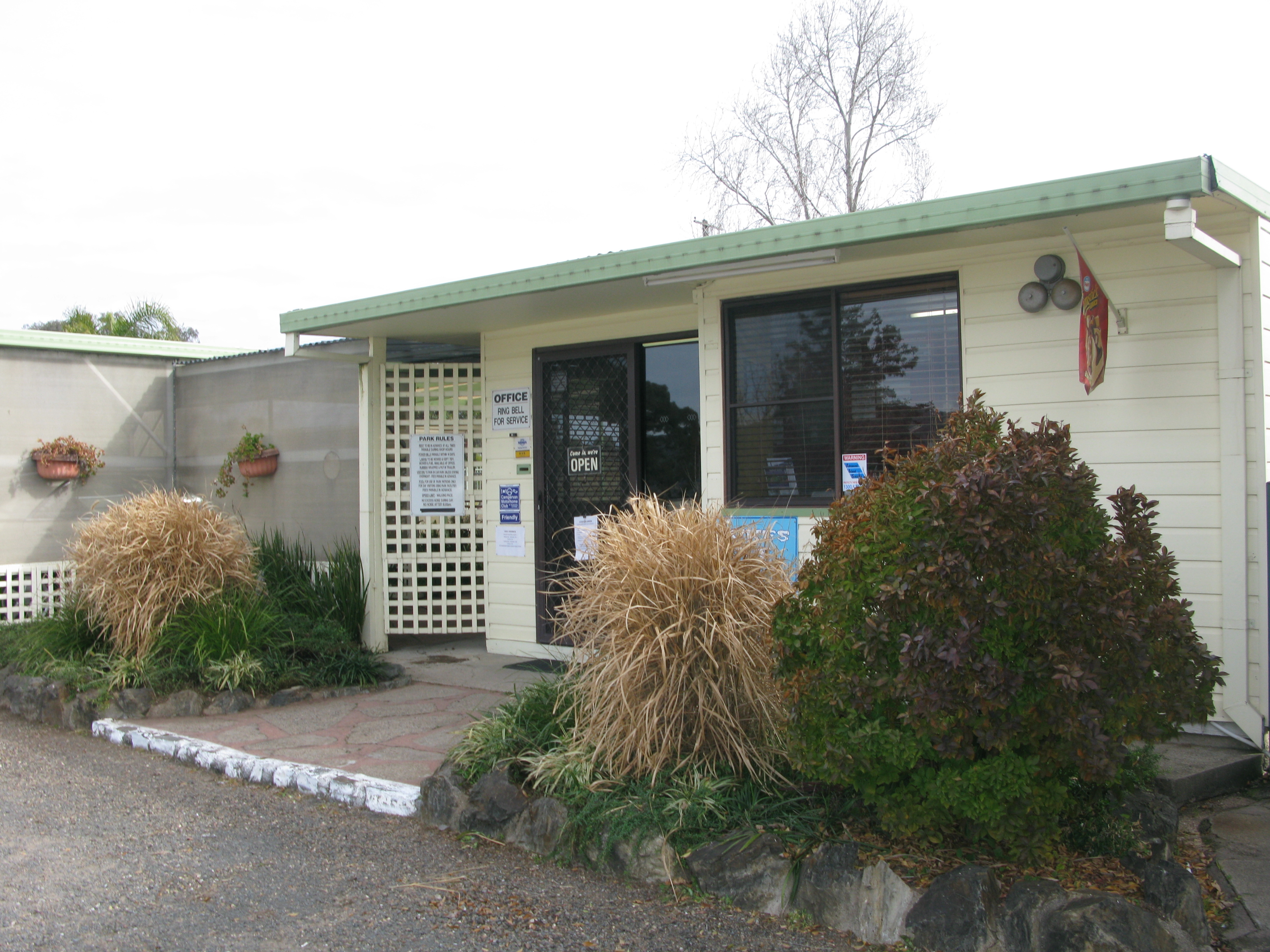 Kootingal Kourt Caravan Park - Kootingal: Reception and office where you will receive a cheerful welcome.