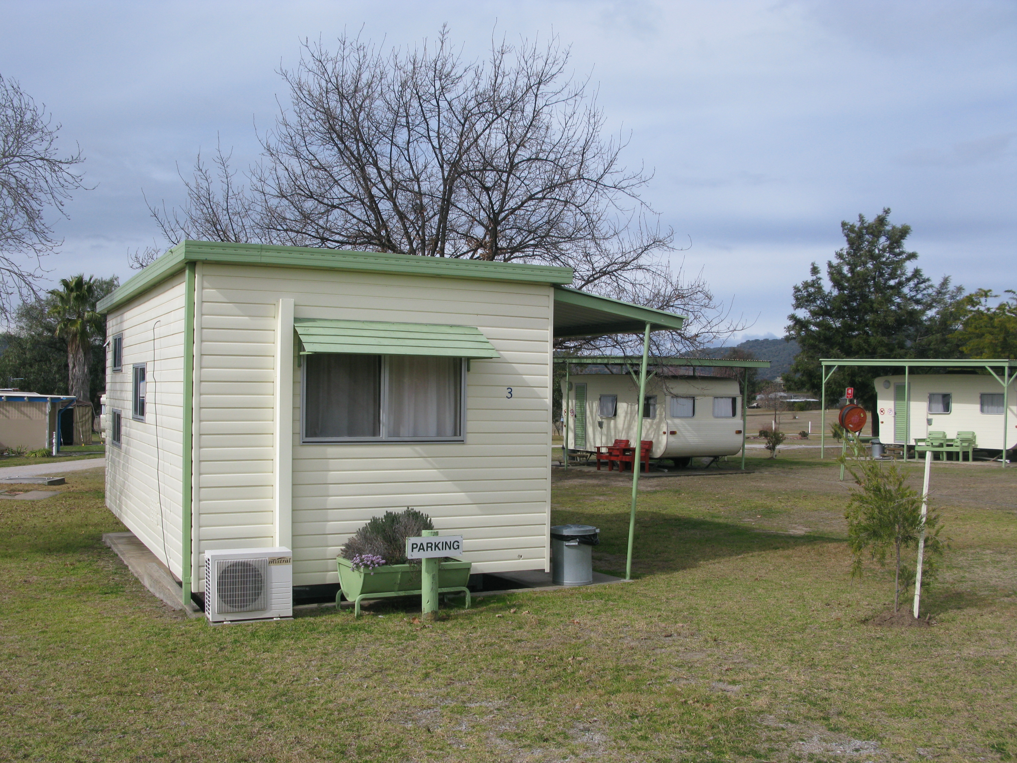 Kootingal Kourt Caravan Park - Kootingal: Cottage accommodation, ideal for families, couples and singles