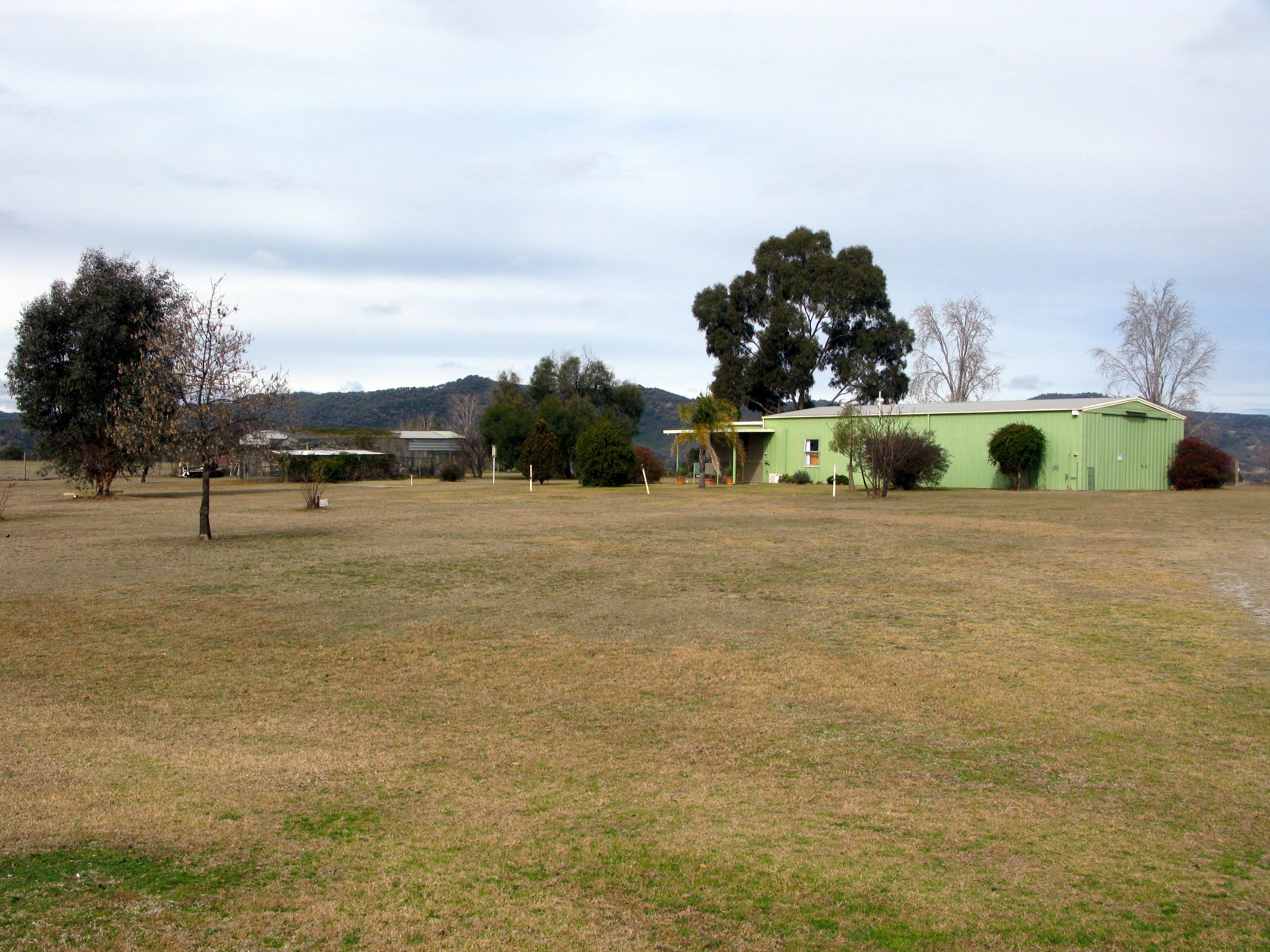 Kootingal Kourt Caravan Park - Kootingal: Area for tents and camping - not sure what the distant shed contains.