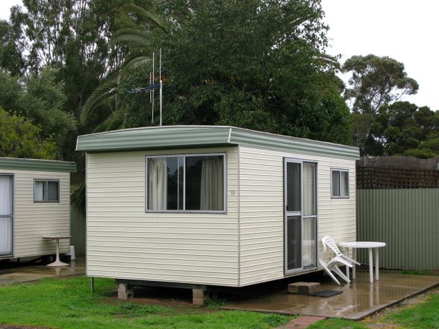 Kyabram Caravan & Tourist Park - Kyabram: Cottage accommodation ideal for families, couples and singles