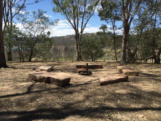 Devils Cove Campground - Lake Eildon National Park: Community fireplace
