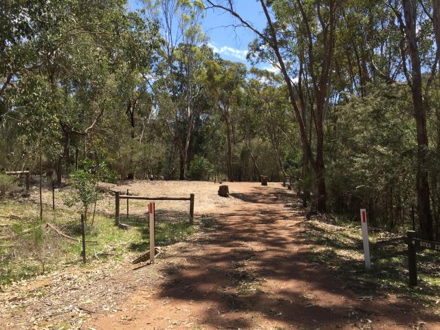 Devils Cove Campground - Lake Eildon National Park: Gravel all weather roads throughout the camping area..