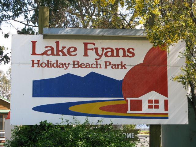 Lake Fyans Holiday Beach Park - Lake Fyans: Lake Fyans Holiday Beach Park welcome sign