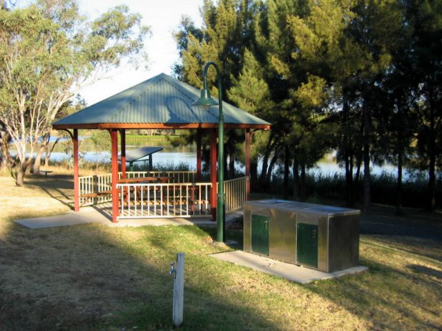 Lake Inverell Reserve - Inverell: Sheltered picnic area and modern gas BBQ.